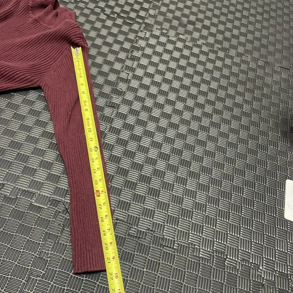 maroon Croft & Barrow mock ribbed turtleneck size medium